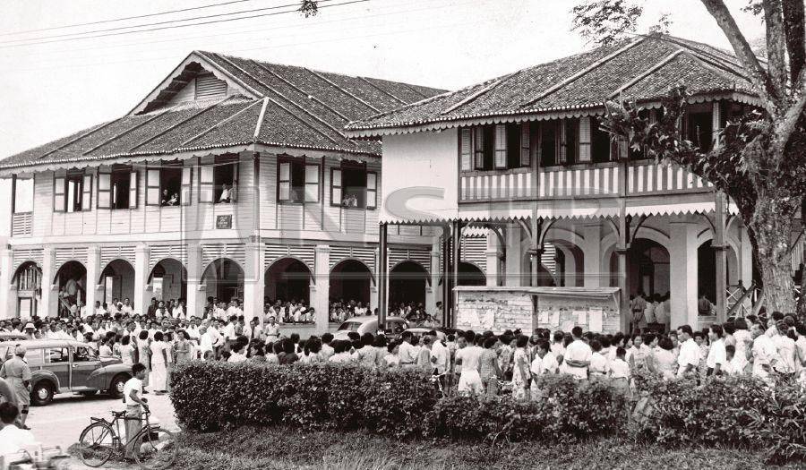 KUALA LUMPUR 12 FEBRUARY 2019. (File pix dated : 26 January 1956) Some of the
1,300 people gathering outside the courthouse at Kajang in Selangor when the...
