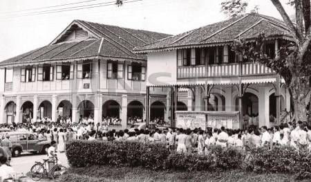 The Kajang courts building was as popular as the town’s parks! NSTP PIC (1956)