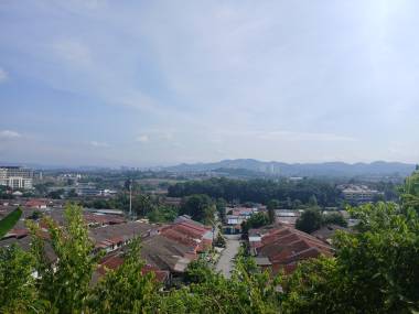 Pemandangan dari lereng Bukit Jeloh, menghadap pinggir sebelah timur pekan Kajang di sebelah utara, dilatari banjaran bukit (kemungkinan Bukit Sungai Long), 2025.