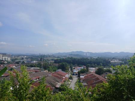 Pemandangan dari lereng Bukit Jeloh, menghadap pinggir sebelah timur pekan Kajang di sebelah utara, dilatari banjaran bukit (kemungkinan Bukit Sungai Long), 2025.