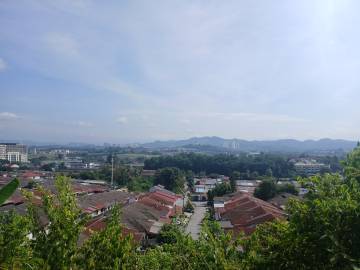 Pemandangan dari lereng Bukit Jeloh, menghadap pinggir sebelah timur pekan Kajang di sebelah utara, dilatari banjaran bukit (kemungkinan Bukit Sungai Long), 2025.
