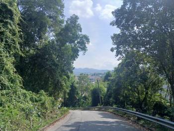 Pemandangan dari lereng Bukit Jeloh, menghadap pinggir sebelah timur pekan Kajang di sebelah utara, dilatari banjaran bukit (kemungkinan Bukit Sungai Long), 2025.