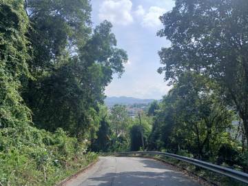 Pemandangan dari lereng Bukit Jeloh, menghadap pinggir sebelah timur pekan Kajang di sebelah utara, dilatari banjaran bukit (kemungkinan Bukit Sungai Long), 2025.