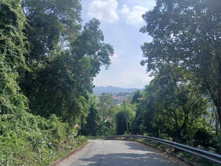 Pemandangan dari lereng Bukit Jeloh, menghadap pinggir sebelah timur pekan Kajang di sebelah utara, dilatari banjaran bukit (kemungkinan Bukit Sungai Long), 2025.