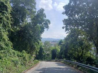 Pemandangan dari lereng Bukit Jeloh, menghadap pinggir sebelah timur pekan Kajang di sebelah utara, dilatari banjaran bukit (kemungkinan Bukit Sungai Long), 2025.