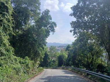 Pemandangan dari lereng Bukit Jeloh, menghadap pinggir sebelah timur pekan Kajang di sebelah utara, dilatari banjaran bukit (kemungkinan Bukit Sungai Long), 2025.
