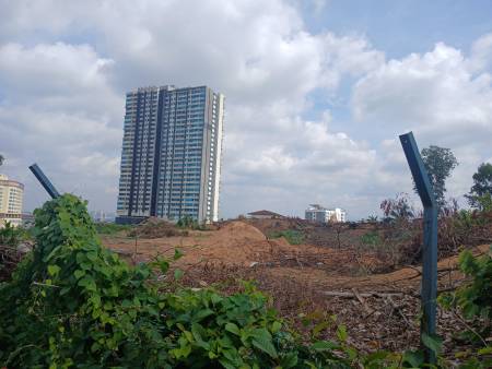 Keadaan tapak (dilatari MKH Boulevard di sebelah utara), 8 September 2025.
